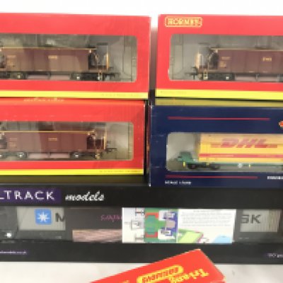 3 X Boxed And Loose 00 Gauge Locomotives. And A Collection Of Boxed Wagons.