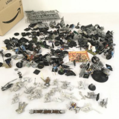 A mixed collection of warhammer figures in both metal and plastic..some unpainted.  No reserve 