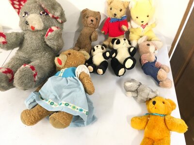 A Collection of various teddy’s no reserve