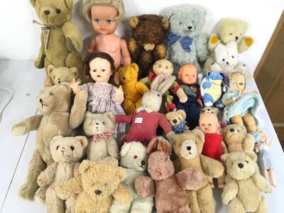 A collection of assorted dolls and teddies by various makers.
No reserve
