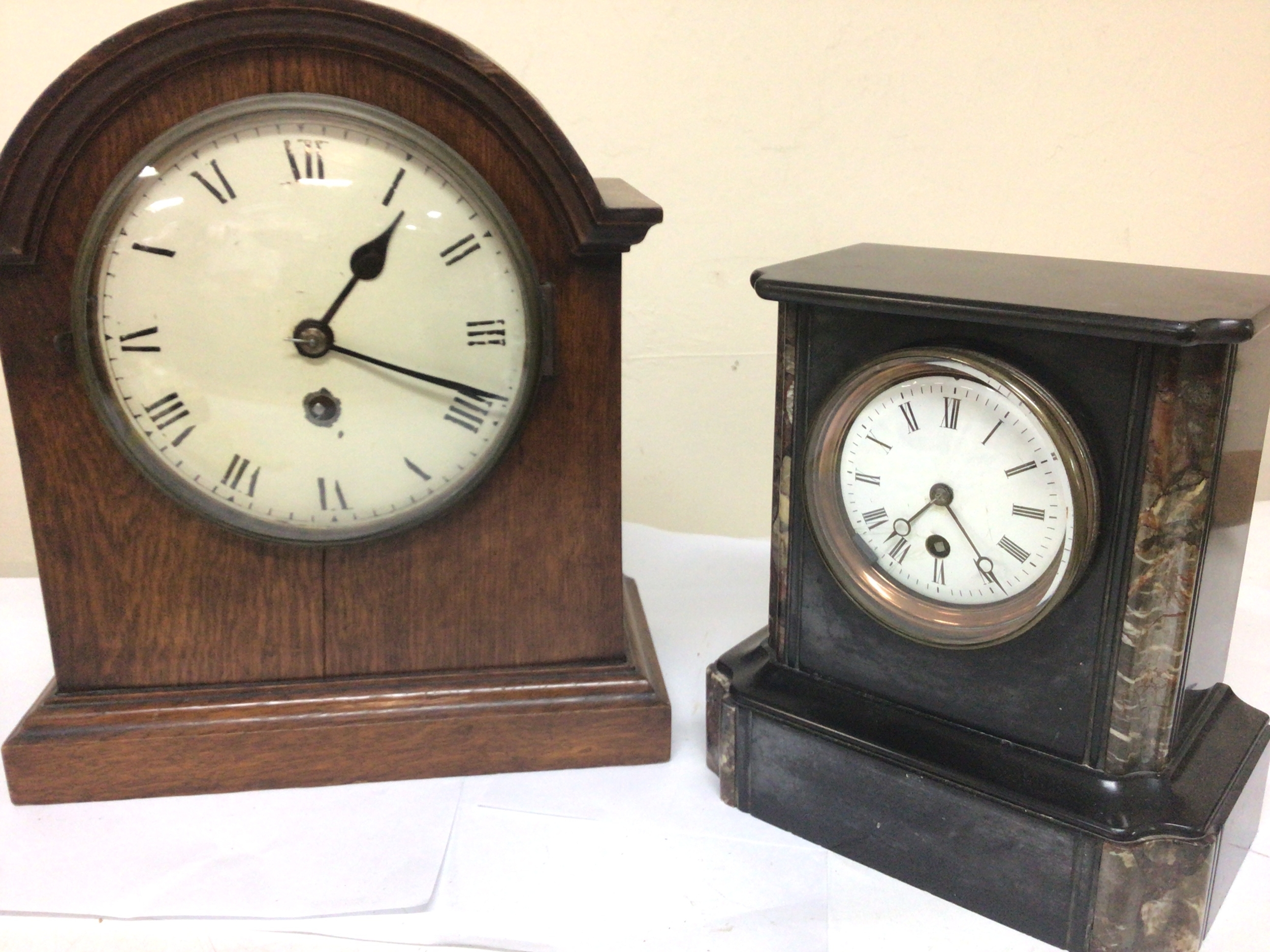  An Edwardian oak cased mantel clock with a brass movement and pendulum and a black slate mantel Clock (2) 