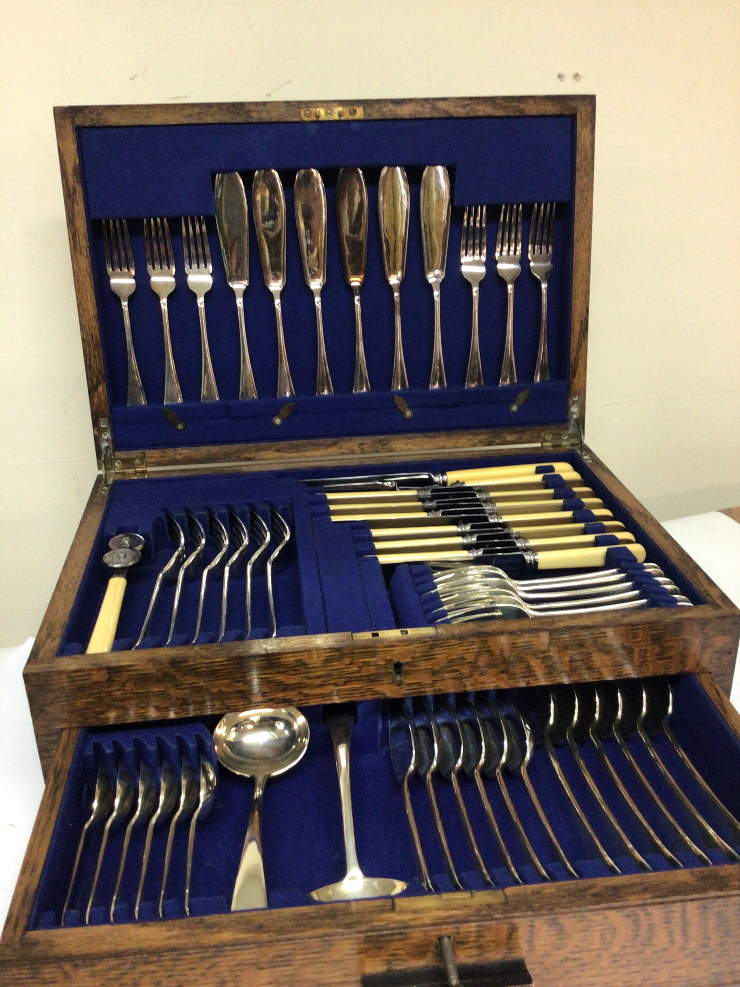  An oak cased canteen of cutlery good condition complete. 