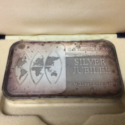 A Silver Jubilee 1977 Ingot with Britannia hallmarks weight 500g