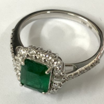 18ct white gold step cut emerald ring within an RBC and baguette cut diamond border, with further RBC diamonds to the shoulders. Emeralds 1.13ct. Diamonds 0.47ct. Approx ring size N/O. Postage category A.
