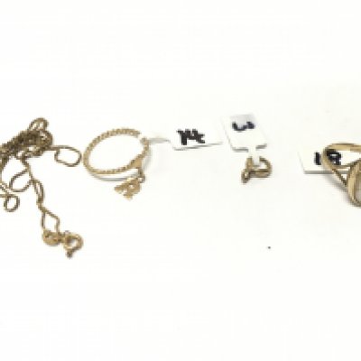 Four items of 9ct gold. A clasp, a ring and a box chain and a cameo ring. Approx weight 6.02 grams.