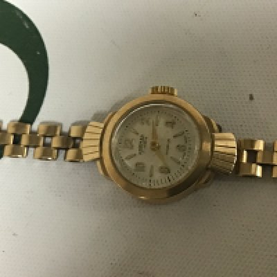 A Ladies 9carat gold cased Romar watch with attached gold bracelet weight 13.5g