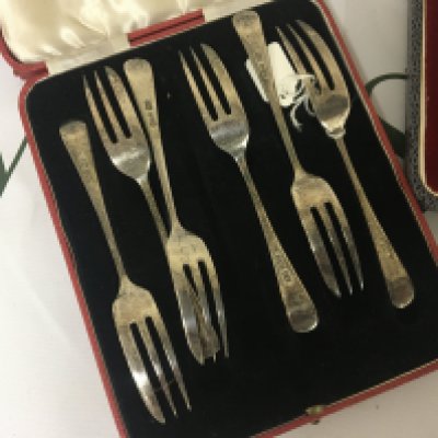 A cased set of silver pastry folks and other silver handle cutlery in fitted presentation cases (3)
