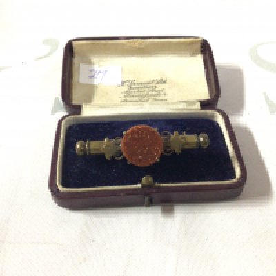 5 vintage compacts, some with enamel decor. Including brands such as vogue, city and more.