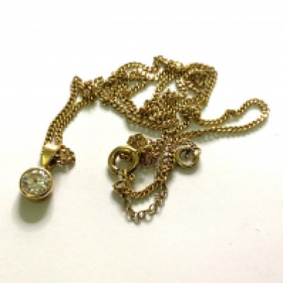 An 18ct yellow gold and 0.75ct solitare diamond pendant and chain. 5.15g. (A)