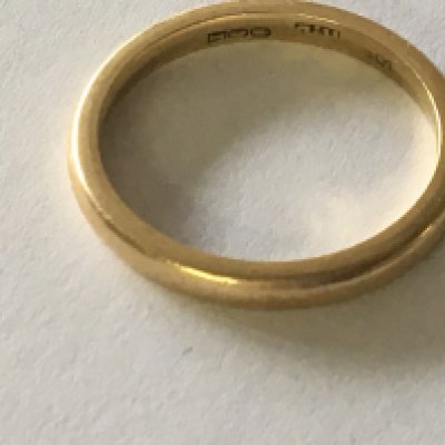A 18ct gold wedding band 3.9 grams