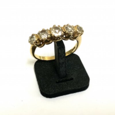 An 18ct yellow gold graduated 5 stone diamond ring. Size M. (A)