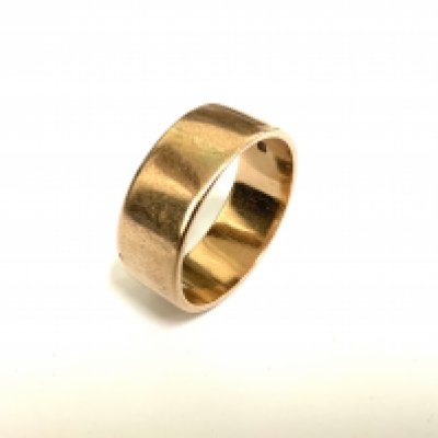 A heavy 9ct gold wedding band. 9.7g (A)