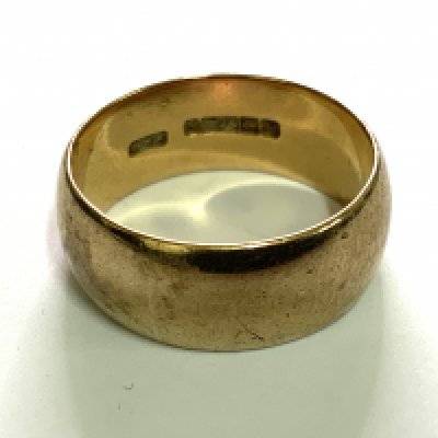 A 9ct gold wedding band, Size Q, 6.7g (A)