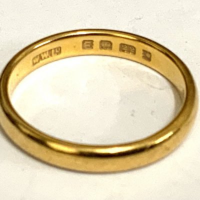 A 22 ct gold wedding band, N.5cm (A)