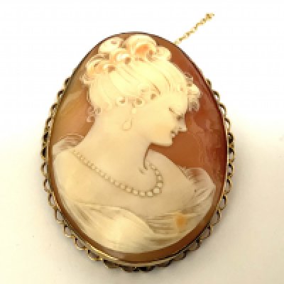 A 1970s 9ct gold mounted cameo brooch. 5cm x 4cm. (A)
