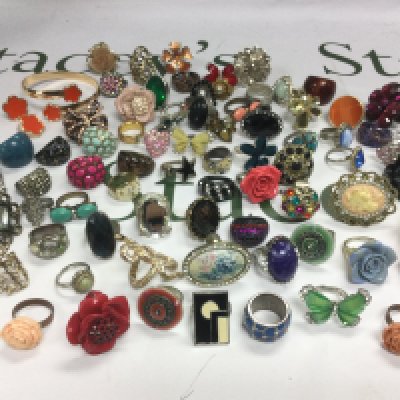 A collection of costume jewellery comprising mainly rings. Shipping category B.