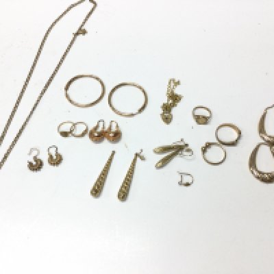 A collection of assorted 9ct gold jewellery including chain earrings rings etc. Total weight 28.68g Postage B