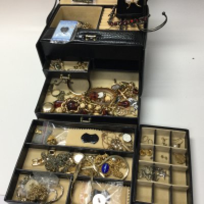 A collection of assorted costume jewellery including silver and gold items.
