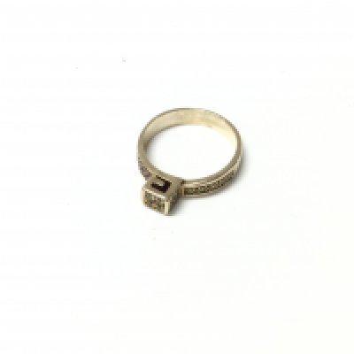 A yellow metal ring set with green and purple stones. Approx weight 3.54 grams, size M.