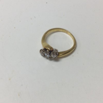 An 18ct gold three stone diamond twist ring. Approx weight 3.71grams, size L.