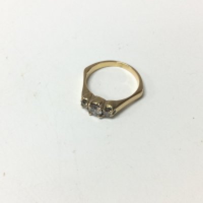 An 18ct gold three stone diamond ring. approx weight 3.7 grams, size M.