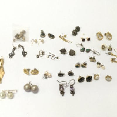 A collection of assorted earrings. Postage A. NO RESERVE