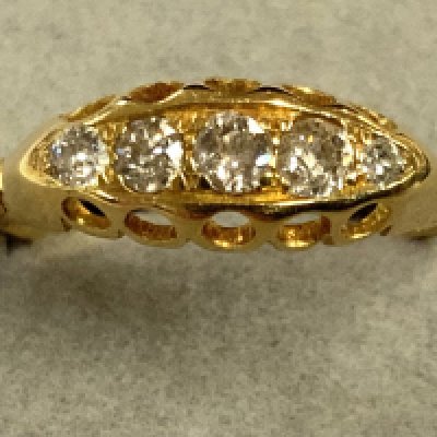 An Edwardian 18ct yellow gold and graduated 5 stone diamond ring (A)
