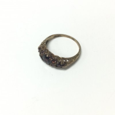 A 9ct gold Edwardian garnet ring. Approx weight 2.4 grams, size P.