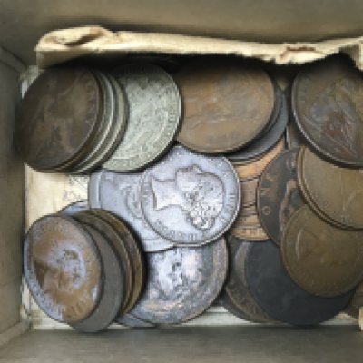A small collection of early British coinage to include 1890 crown, 7 half crowns and a collection of bronze coinage. Postage category A
