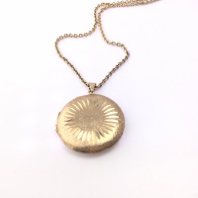 A 9ct gold locket on a 9ct chain. 22.67