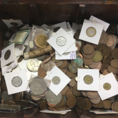 A box of GB and foreign coinage. Shipping category D.