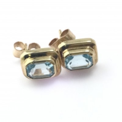 9ct gold aquamarine stud earrings. 1.68g Postage A