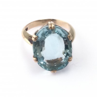 A 9ct larg oval cut aquamarine ring. Size J 1/2 and 5.89g Postage a