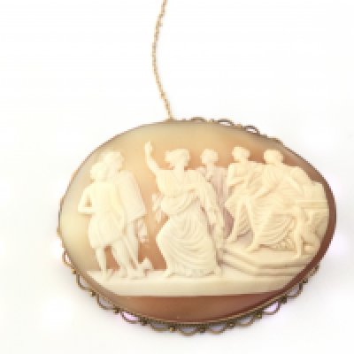 A 9ct gold classic cameo brooch.