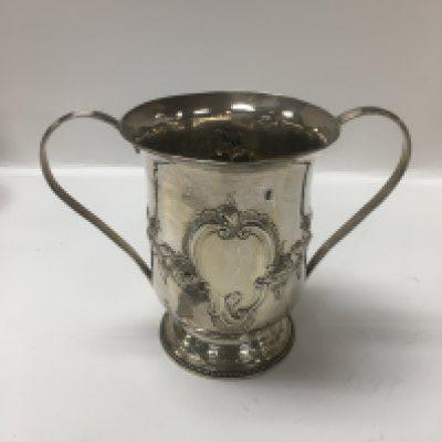 A George III sterling silver loving cup. Approx weight 206 grams.