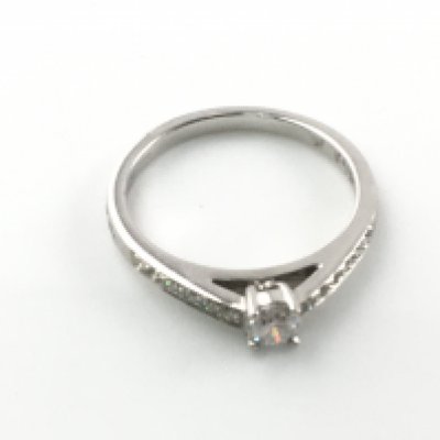 A platinum and 0.30ct diamond ring. Size K and 3.16g. Postage A