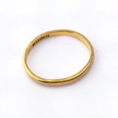 22ct gold wedding band. 3.59g approx size R please note misshapen
