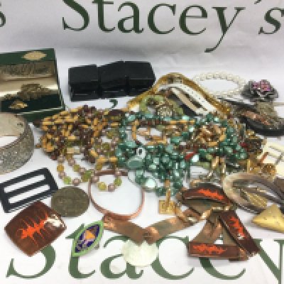 A bag of costume jewellery. Shipping category B.