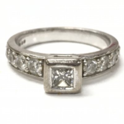 An 18ct white gold diamond ring , size M, 5.6g. Postage category A