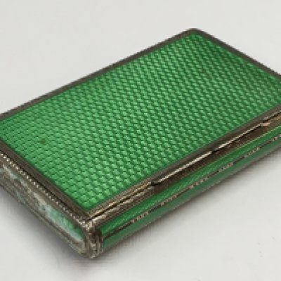 An Green enamel snuff box