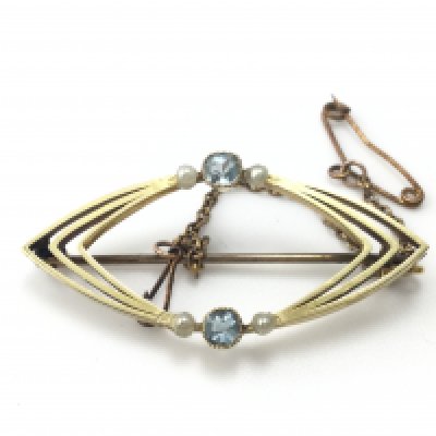A 15ct Aqua and seed pearl brooch. 3.78g Postage B