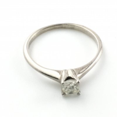 A 9ct white gold diamond solitaire ring. 0.40ct diamond size K and 1.37g Postage A
