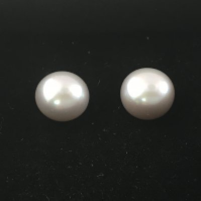 A pair of 9ct gold oblate spheroid grey cultured pearl studs. Postage B