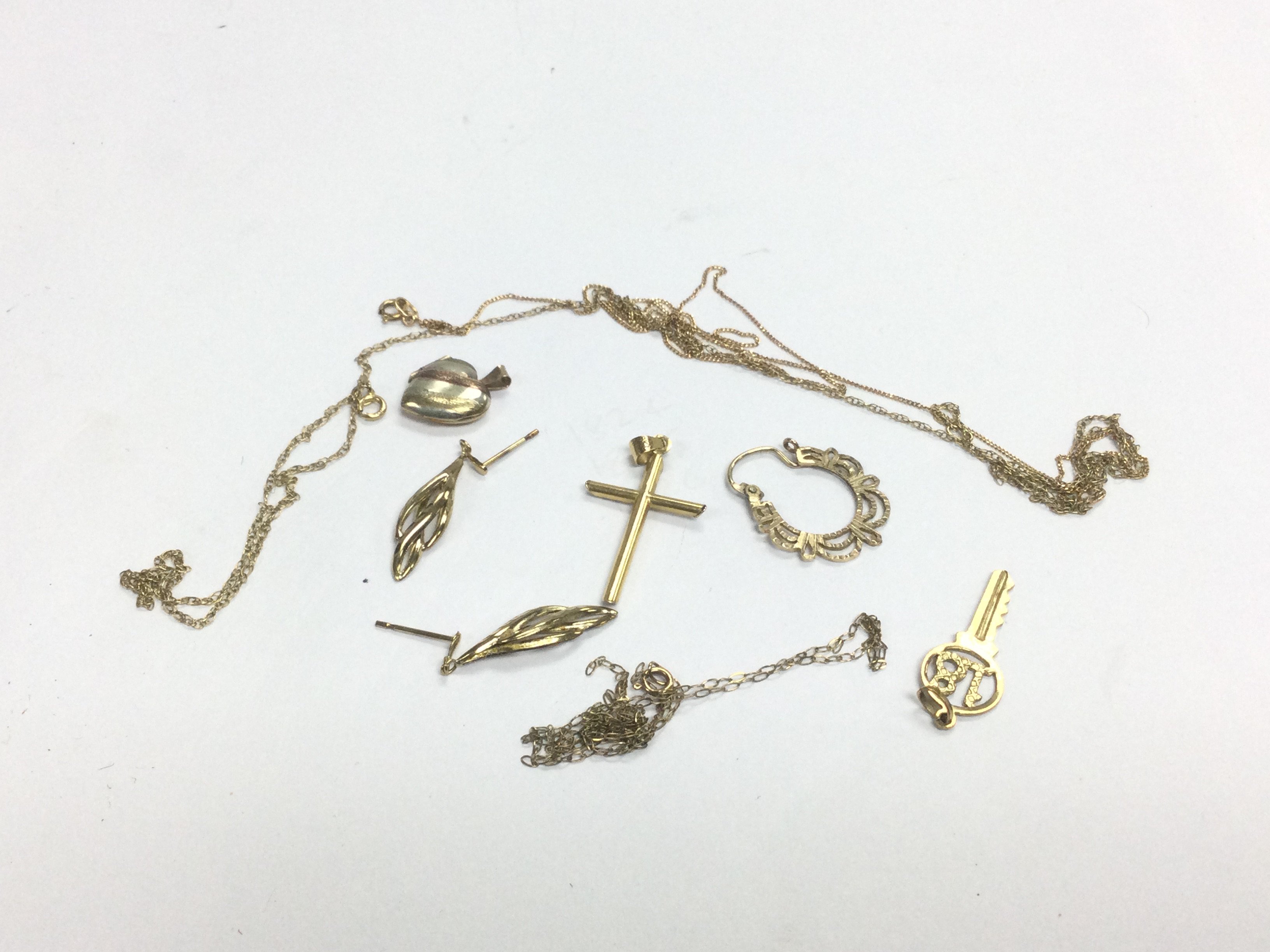 A bag of scrap gold, approx 4.5g.