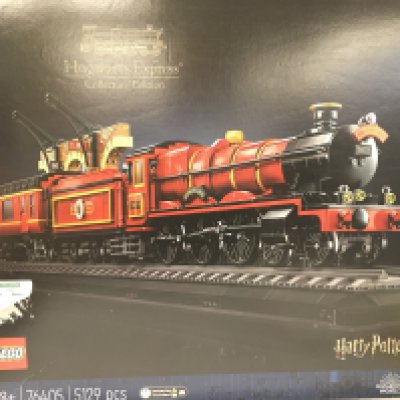 A Lego Harry Potter Hogwarts Express. With Box And Manuals.(2).