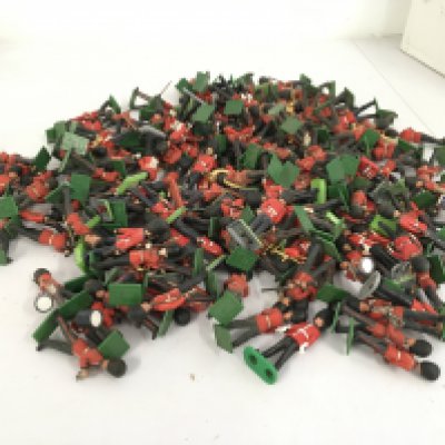 A collection of loose plastic military figures by Britains primarily musicians. No reserve