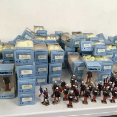 A collection of 95 boxed Starlux plastic model soldiers and 22 loose ones. No reserve