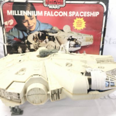 A Boxed Vintage Star Wars Millennium Falcon. Parts a missing/Broken.