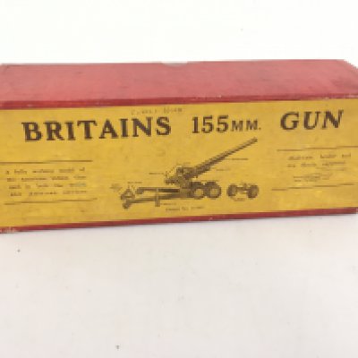 Boxed Britains 155mm gun. No.2064 with ammunition.