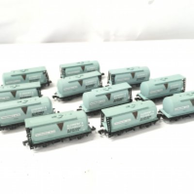 11 Loose Peco N Gauge Albright And Wilson Tank Wagons.